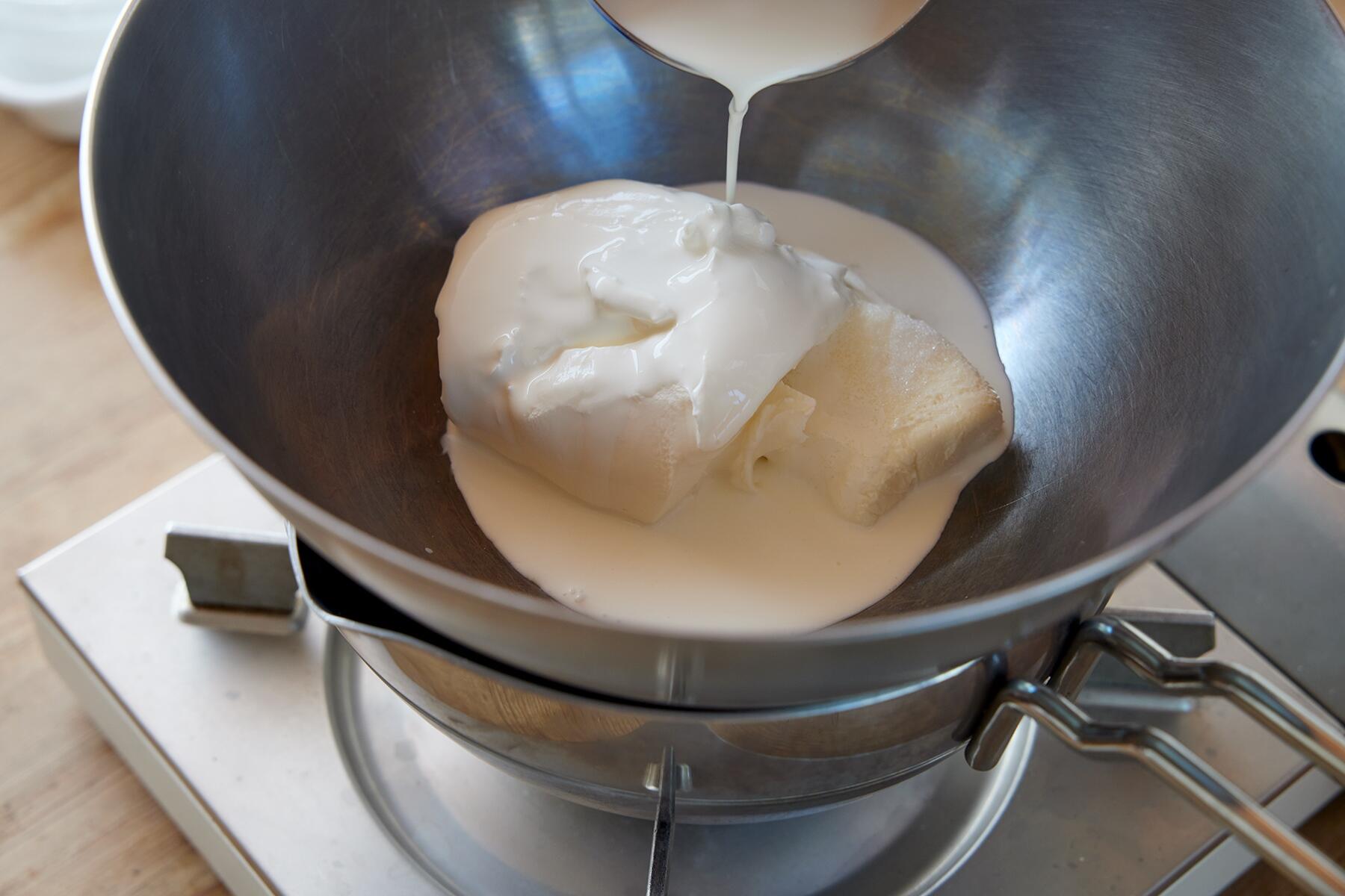 クリームチーズを湯煎する