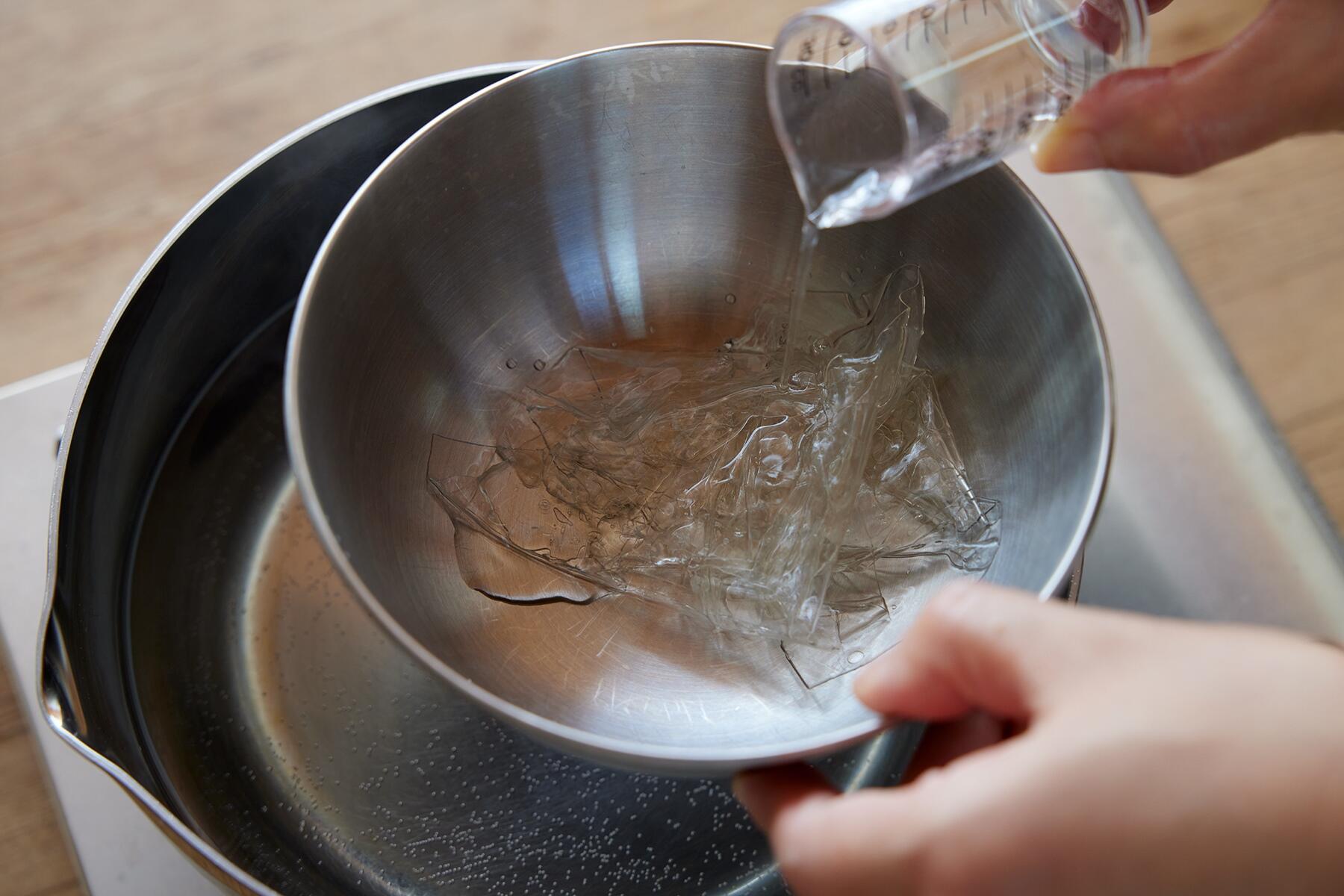 ゼラチンと酒を混ぜる