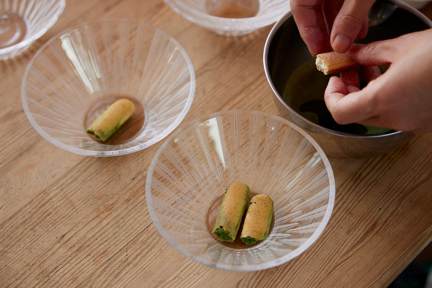 ビスケットを抹茶液にくぐらせる