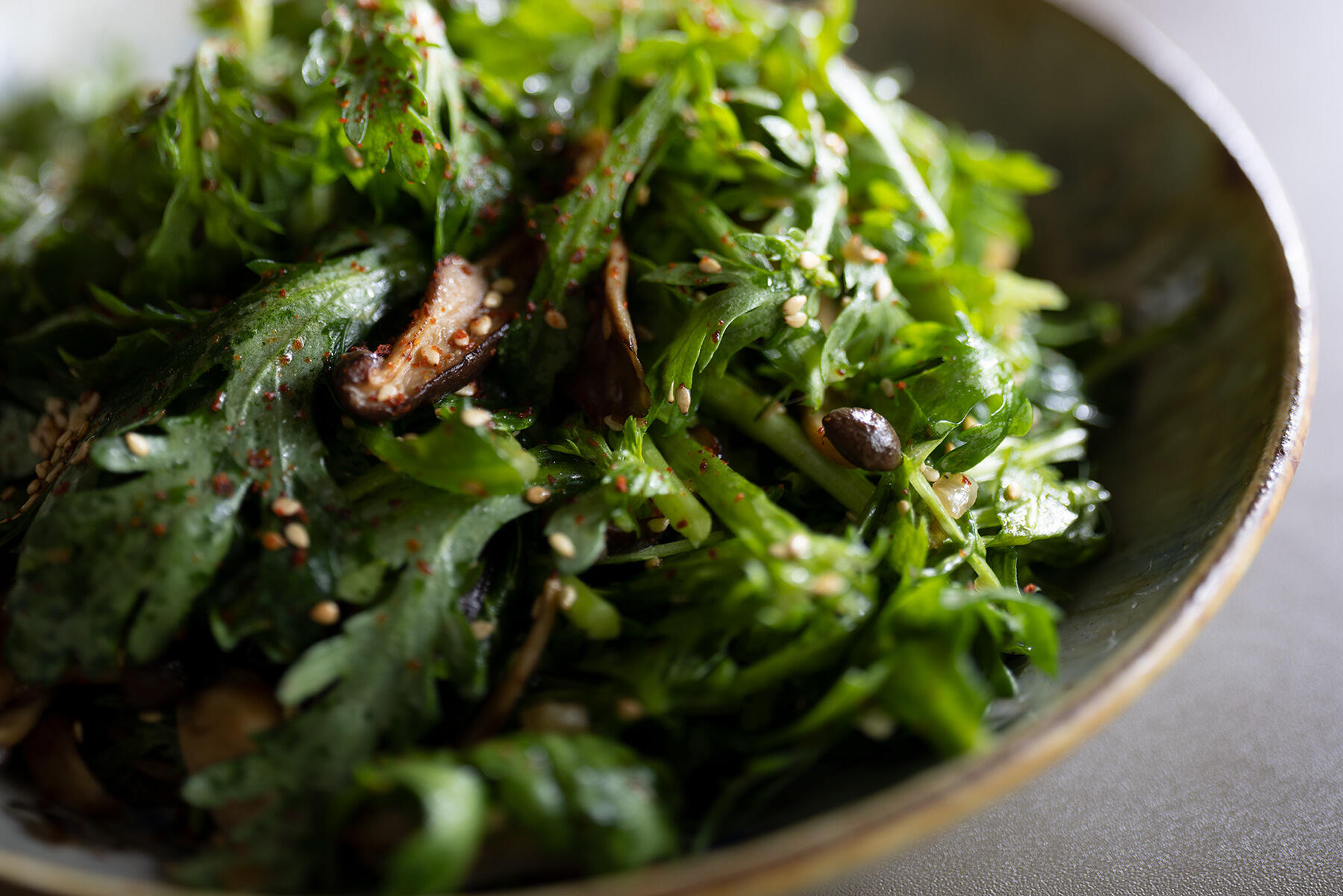 香ばしい美味しさが魅力の“きのこと春菊のサラダ”