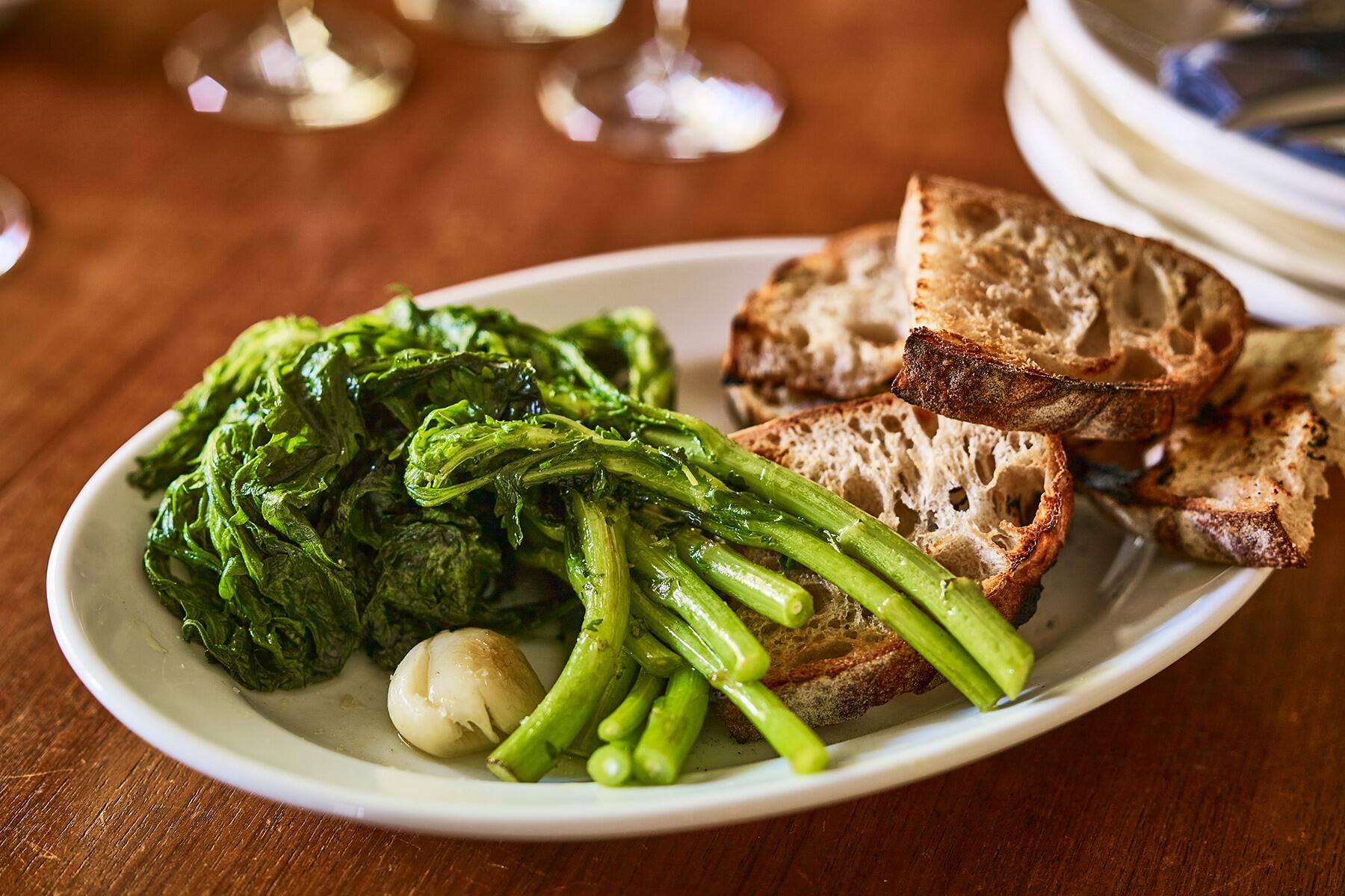 にんにく香るオイル蒸し“春菊のエチュベ”