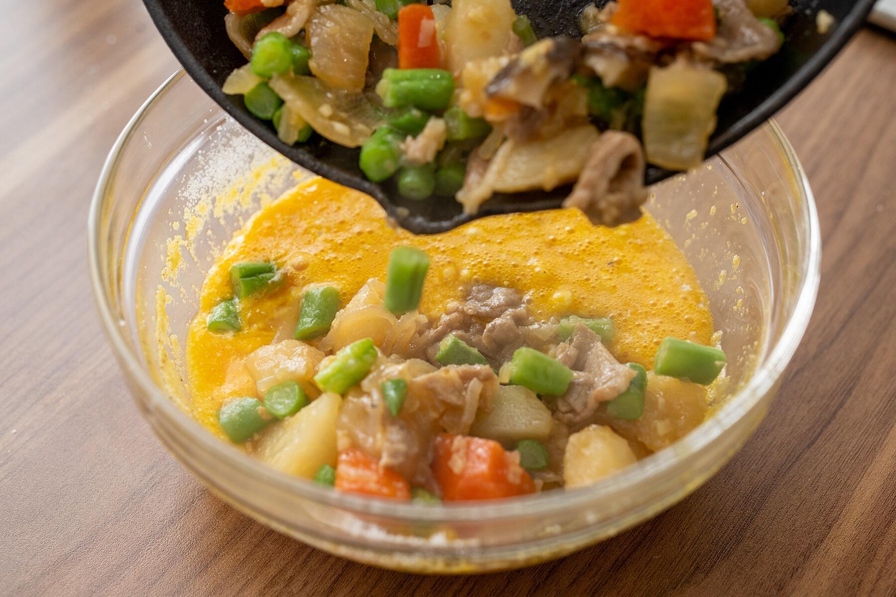 卵液に具材を混ぜる