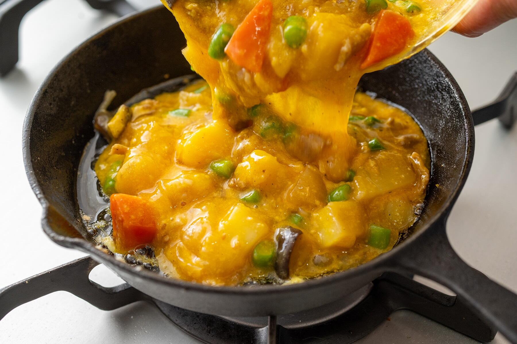 卵液に具材を混ぜる