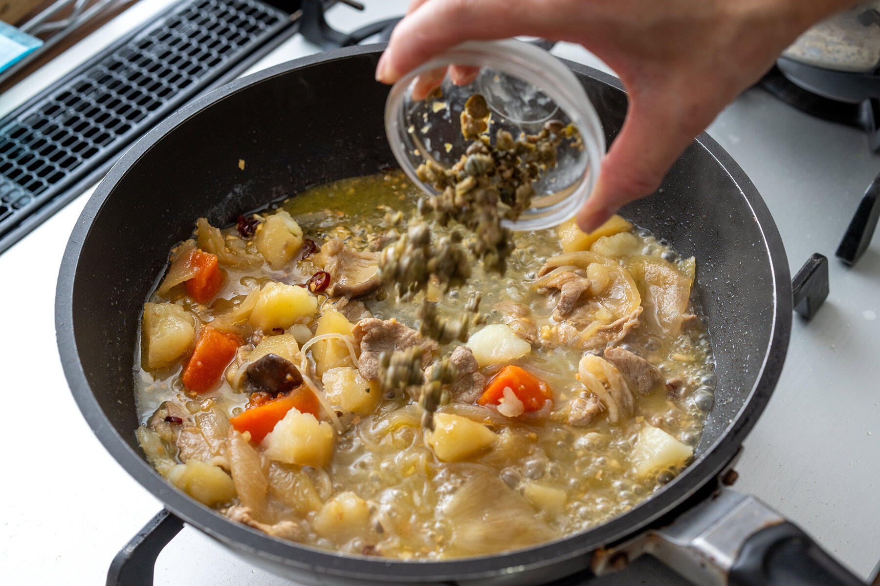 ゆで汁とケッパーを加える