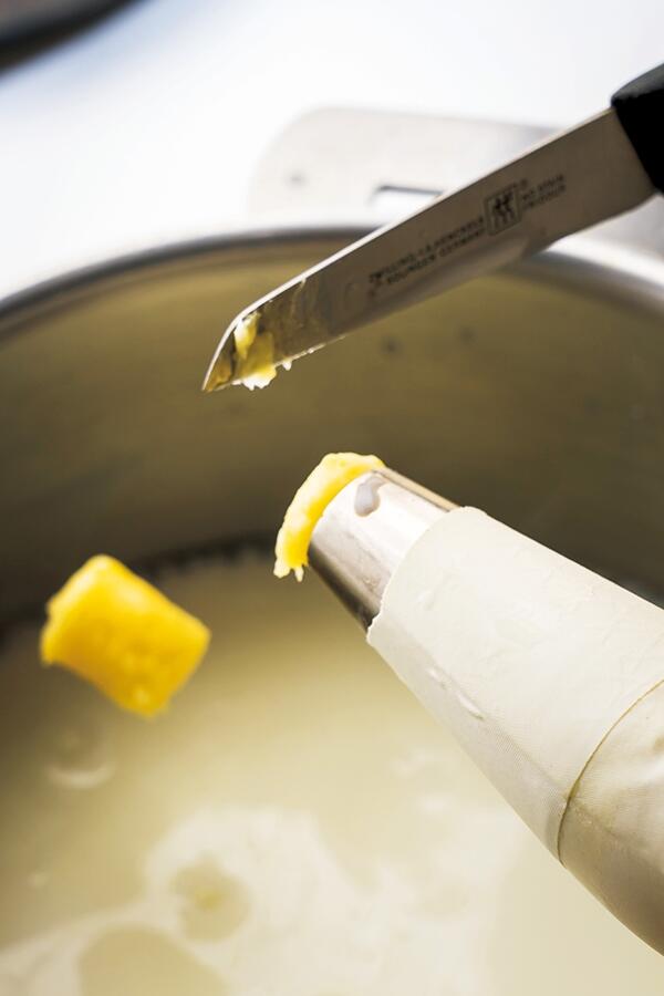 牛乳を煮立たせる