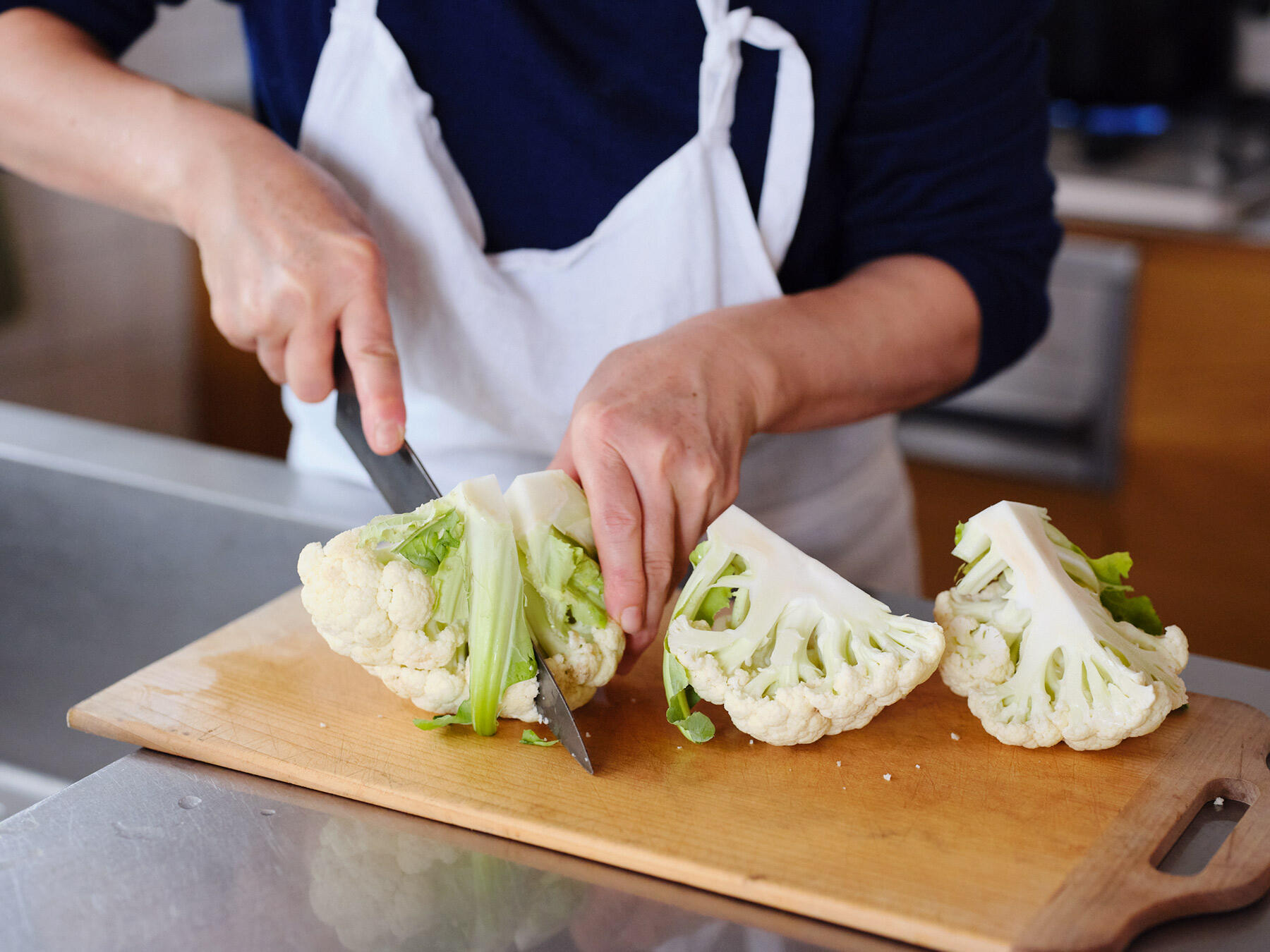 カリフラワーをカットする
