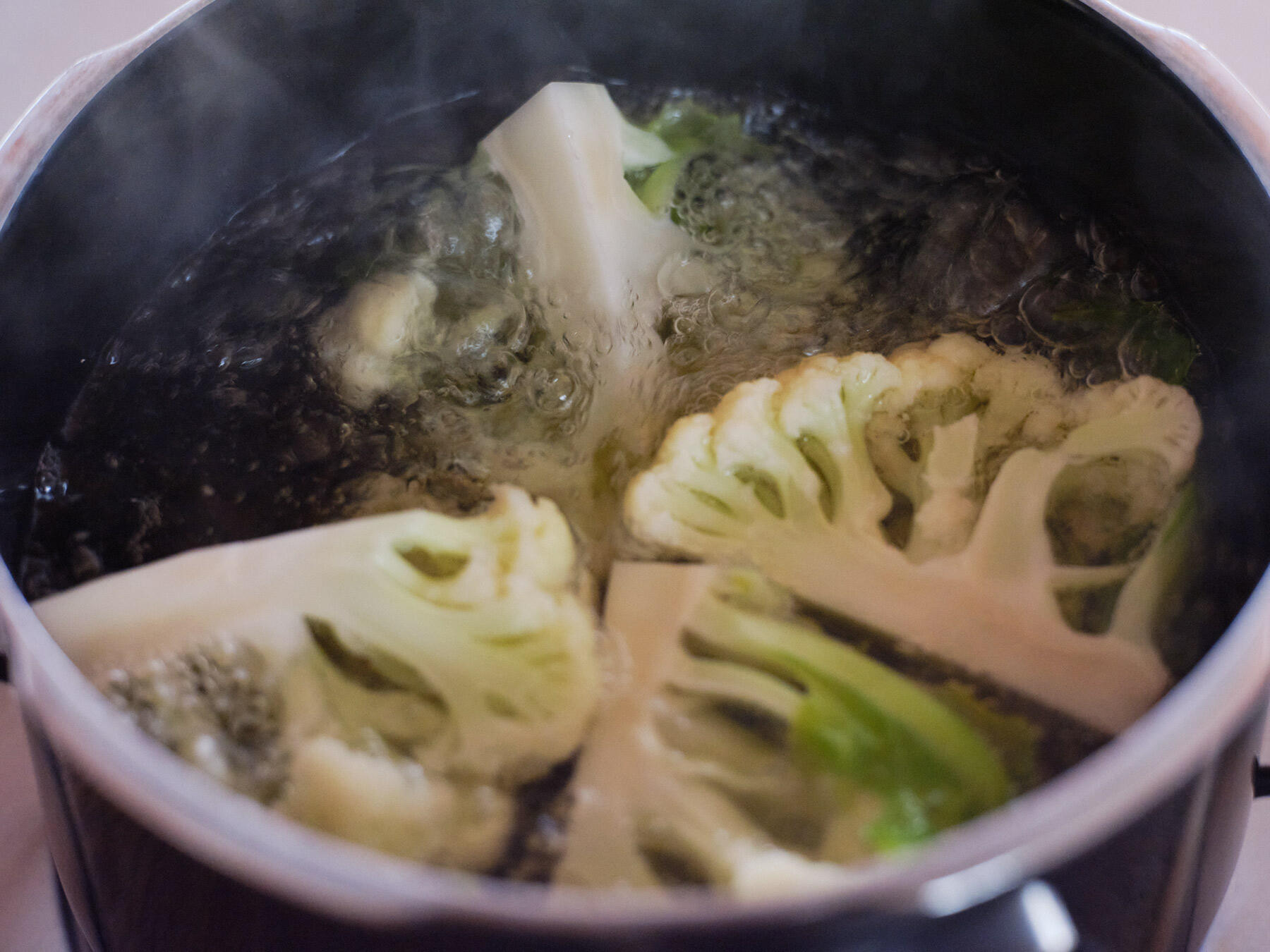 カリフラワーをカットする