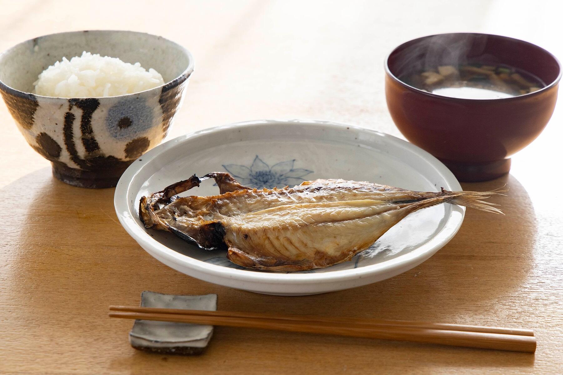 魚にご飯と汁椀