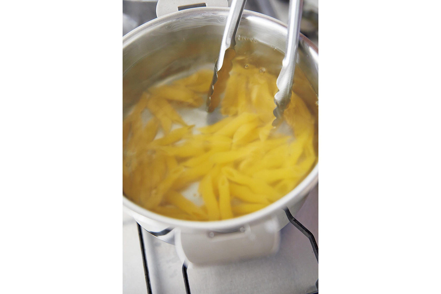 ペンネをゆでる