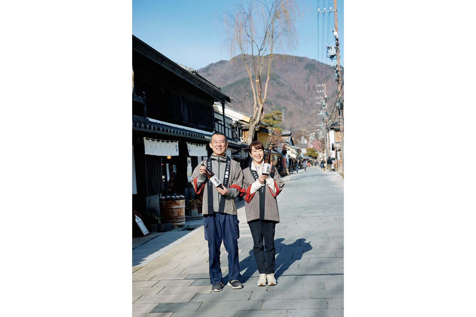 「信州亀齢」の岡崎謙一蔵元(左)