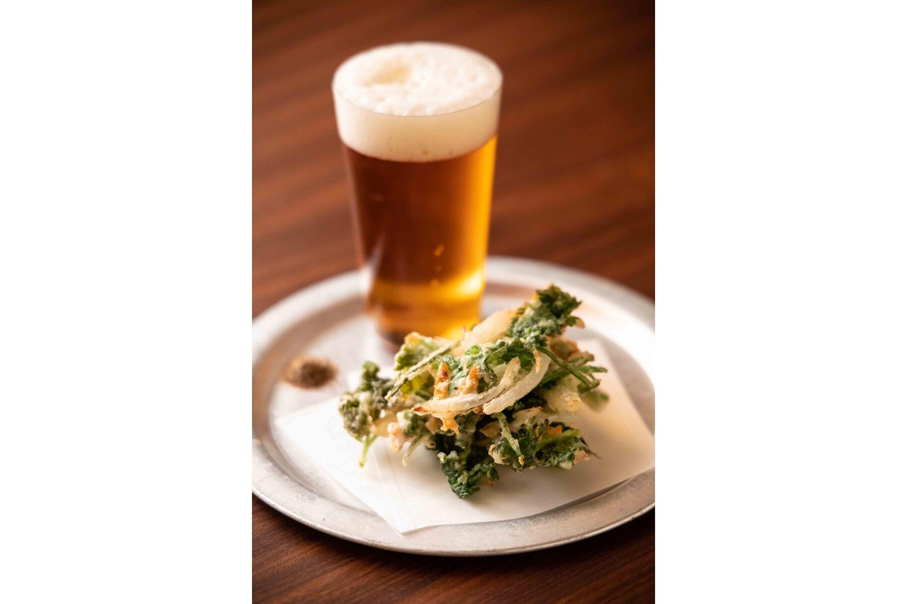 豊かな旨味と香りの余韻を楽しむ“新玉ねぎとパクチーと桜海老のかき揚げ”