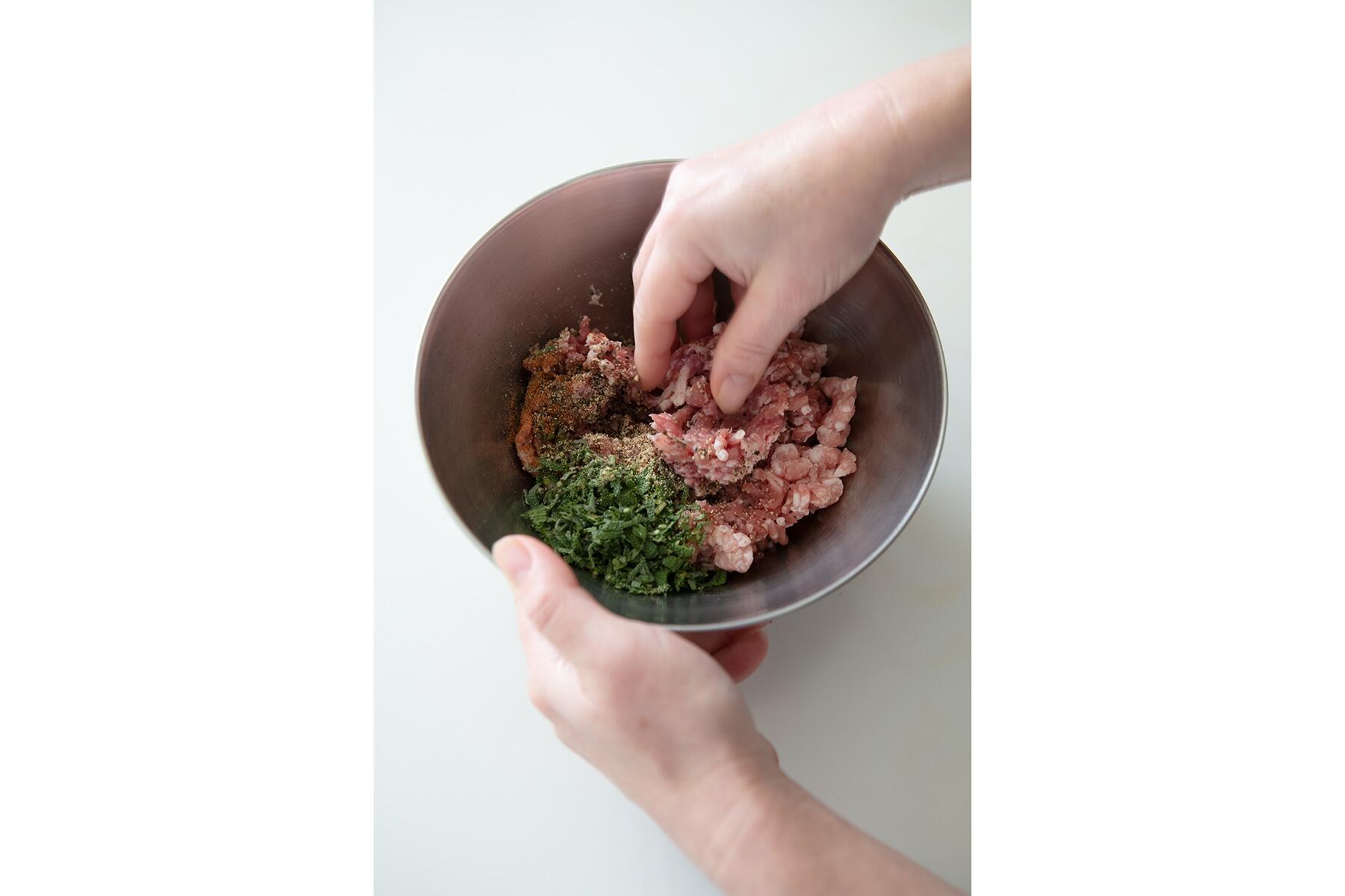 挽き肉とスパイス類を混ぜる