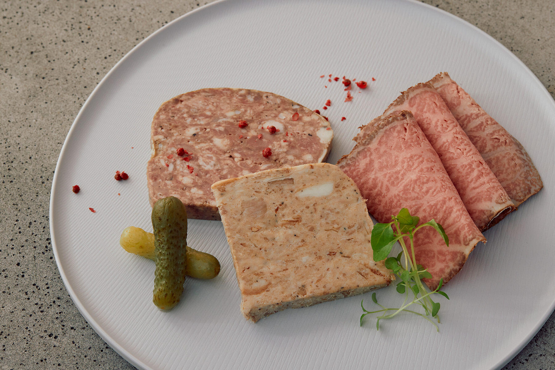 自家製シャルキュトリー＆黒毛和牛モモのローストビーフの盛り合わせ　1,870円