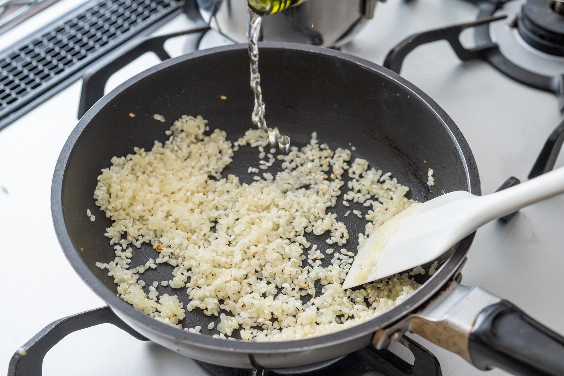 米を炒めてカリフラワーを加える