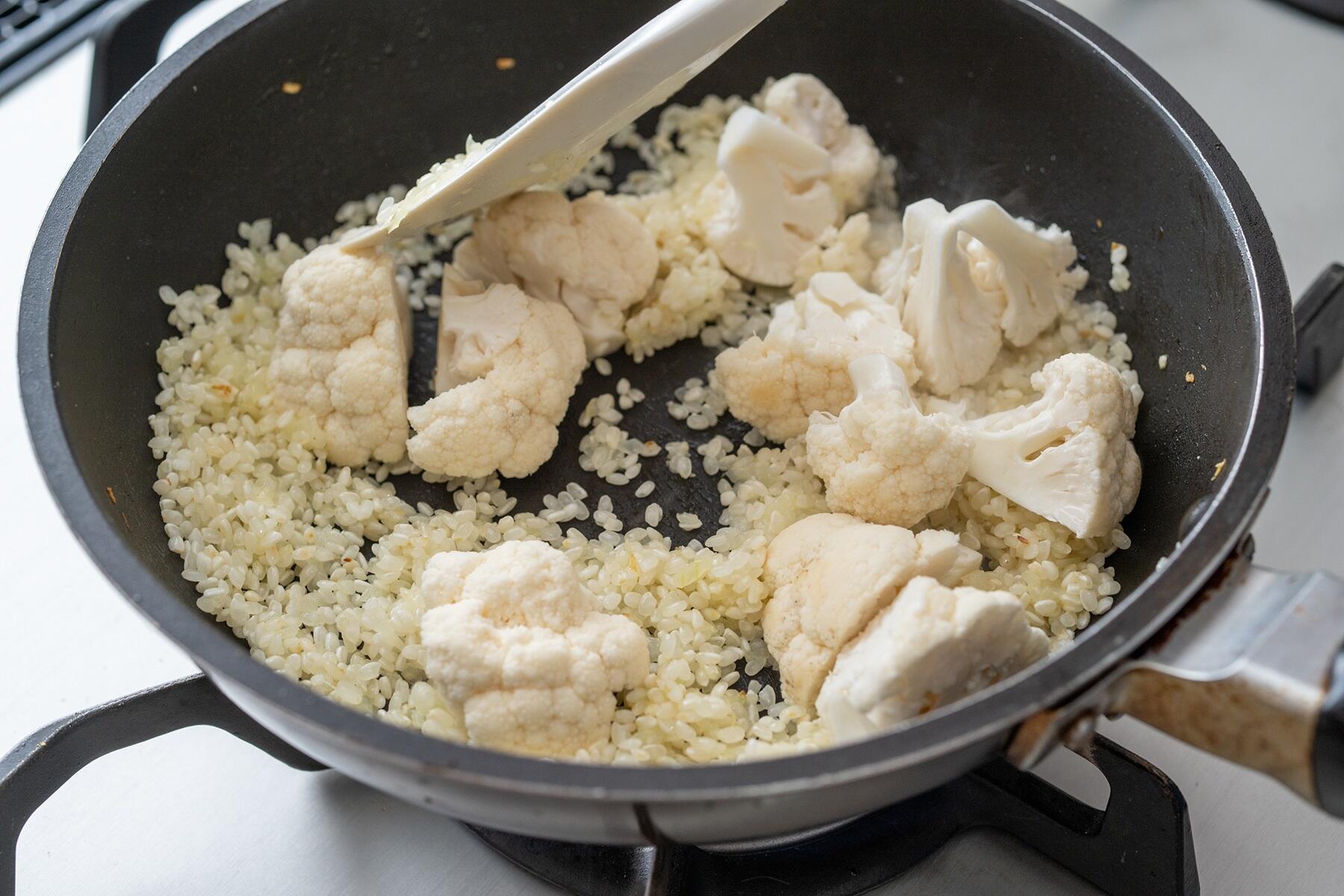 米を炒めてカリフラワーを加える