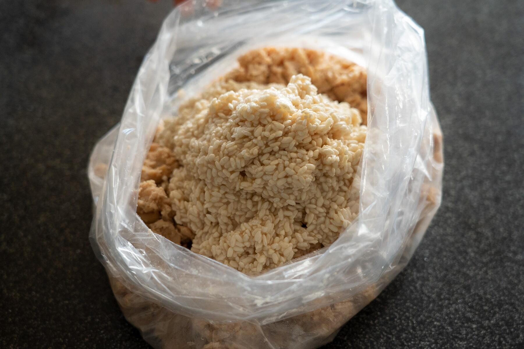 大豆と米麹を混ぜる