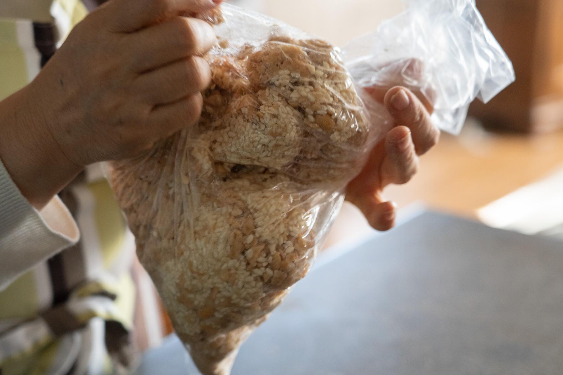 大豆と米麹を混ぜる