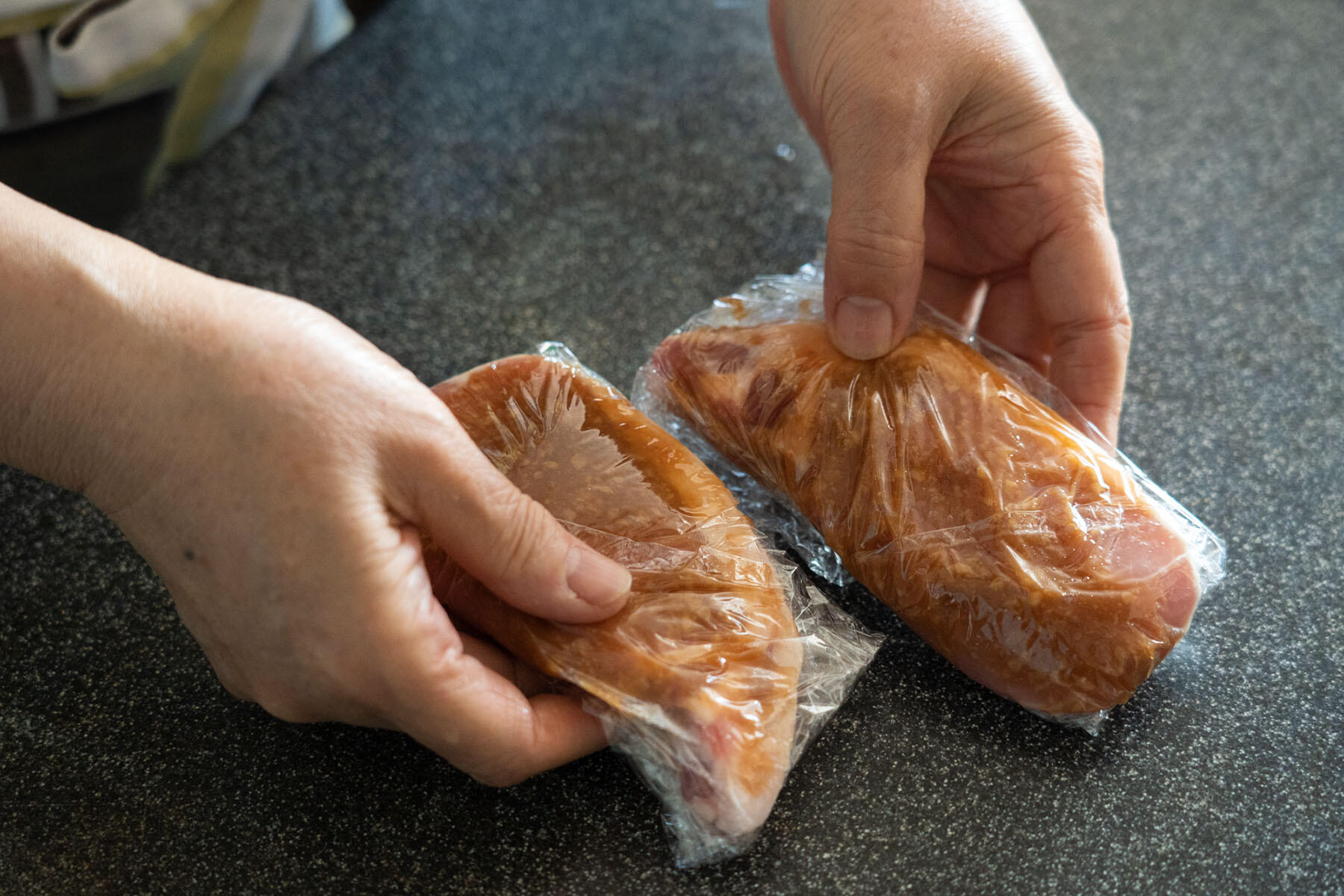 ラップに包んだ肉