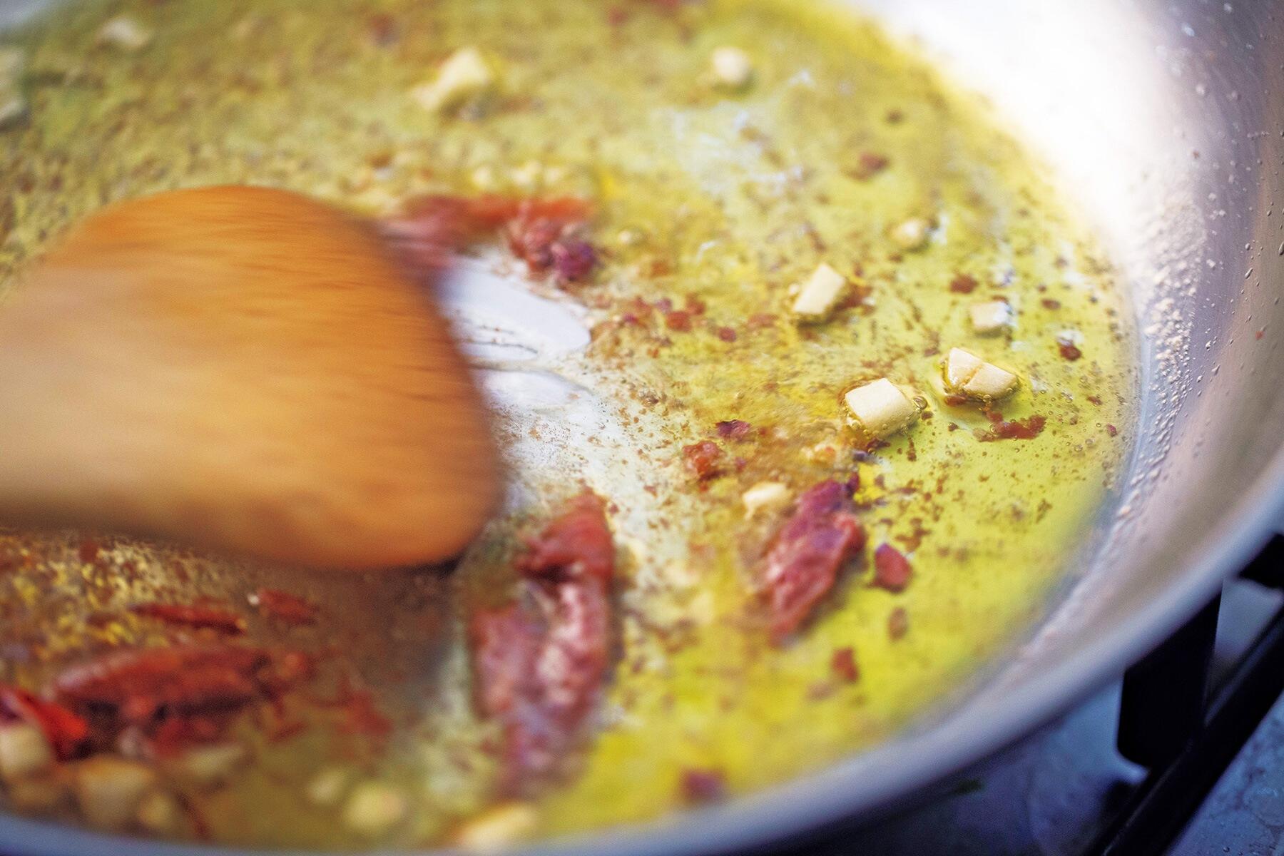 アンチョビを加える