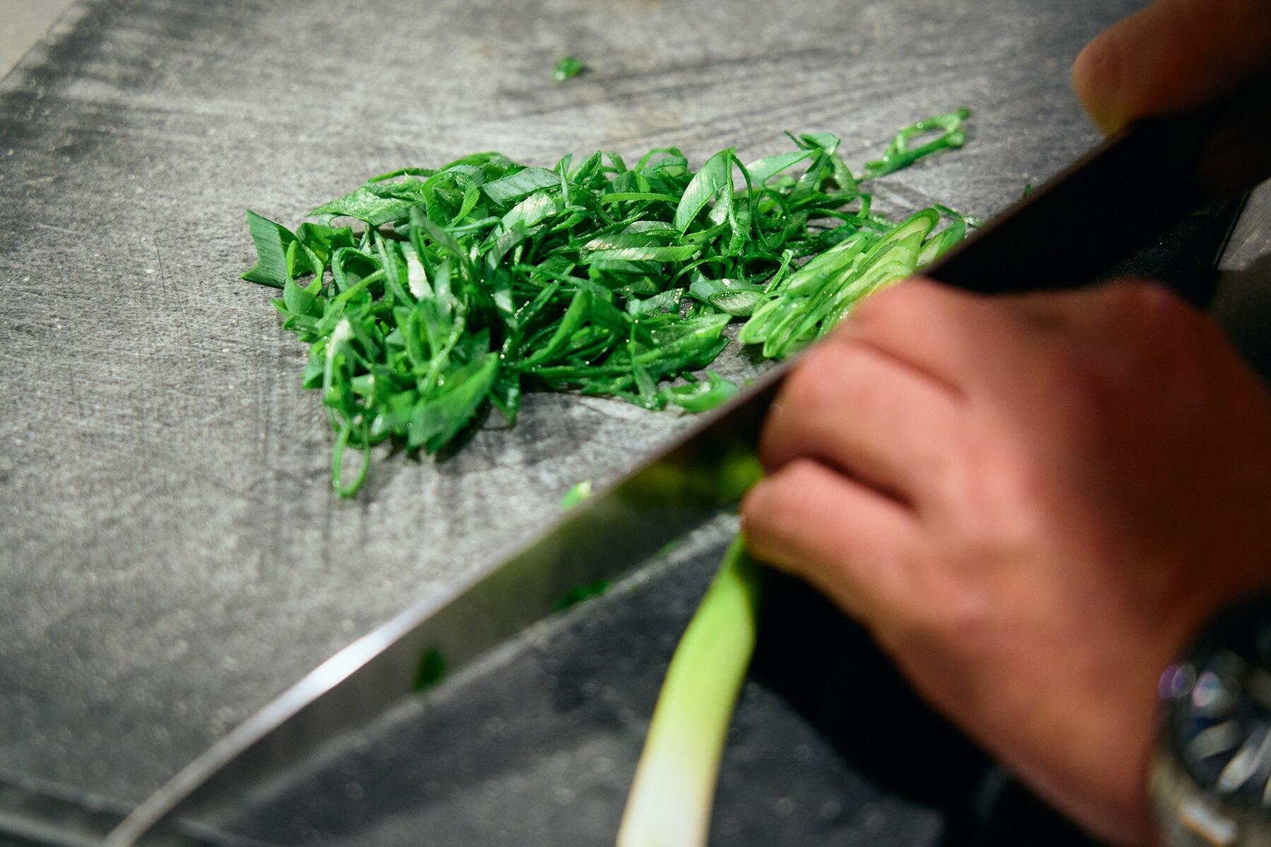 トッピングの材料をカットする