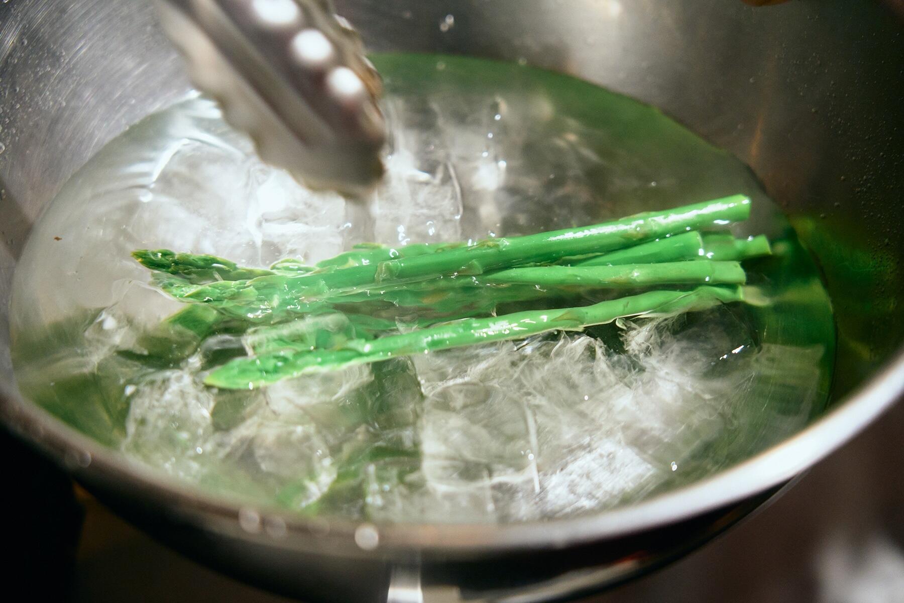 アスパラガスをゆでる