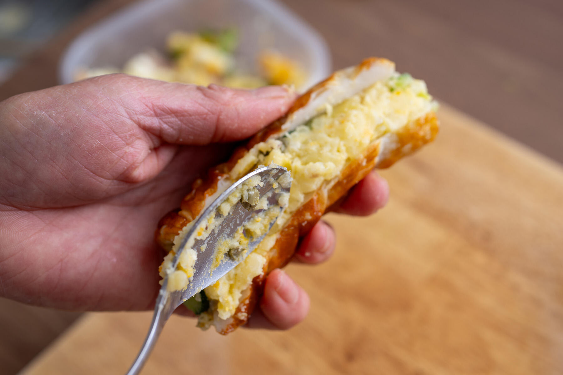 ちくわにポテサラを詰める