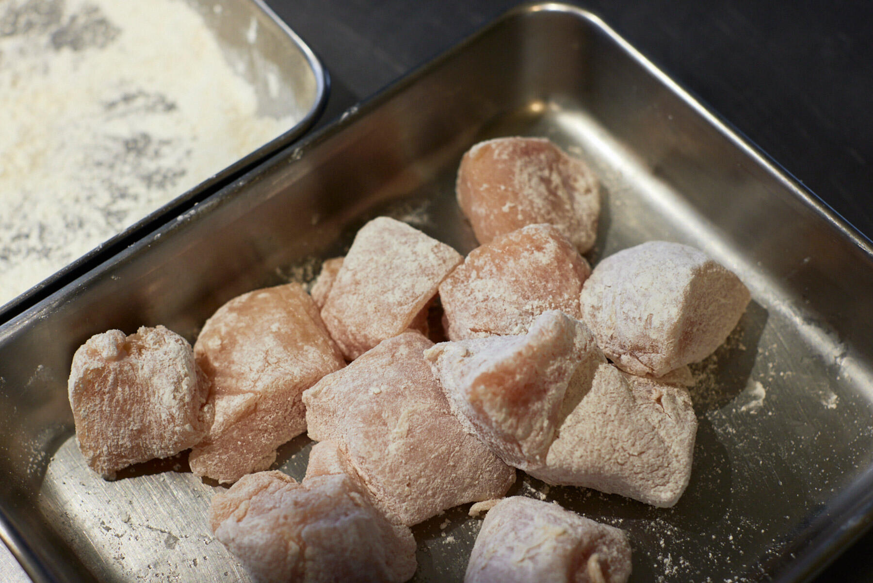 下地の粉をまぶす