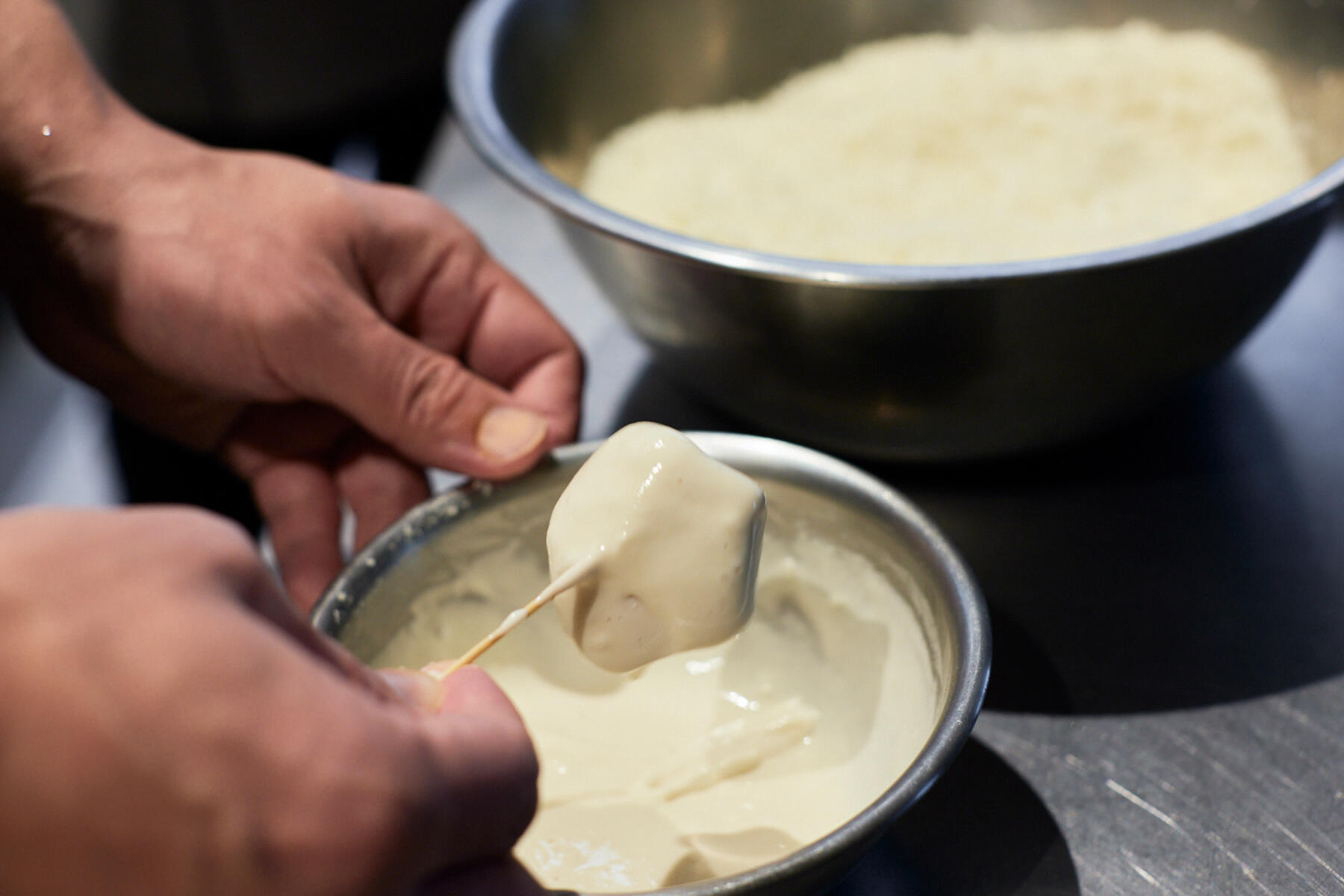 下地のビール衣をからめる