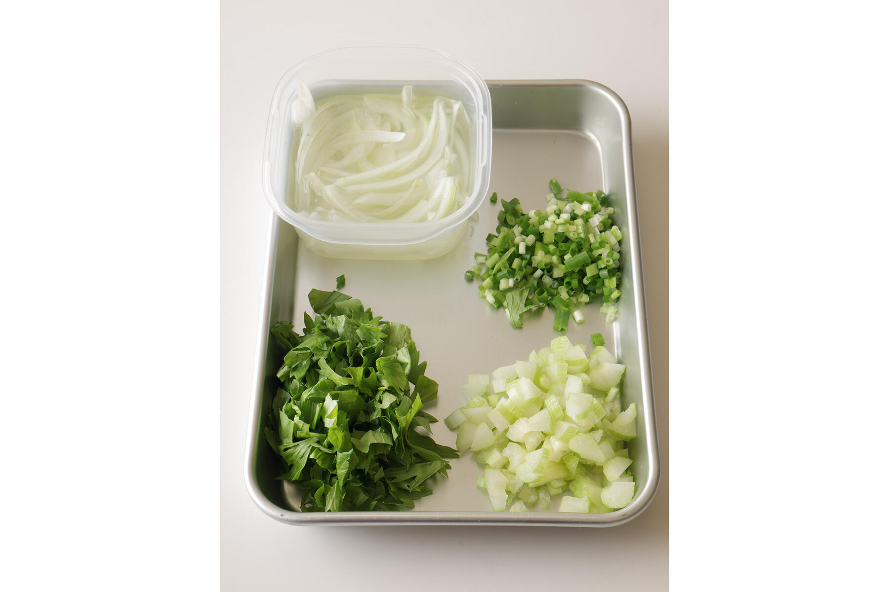 野菜類をカットする