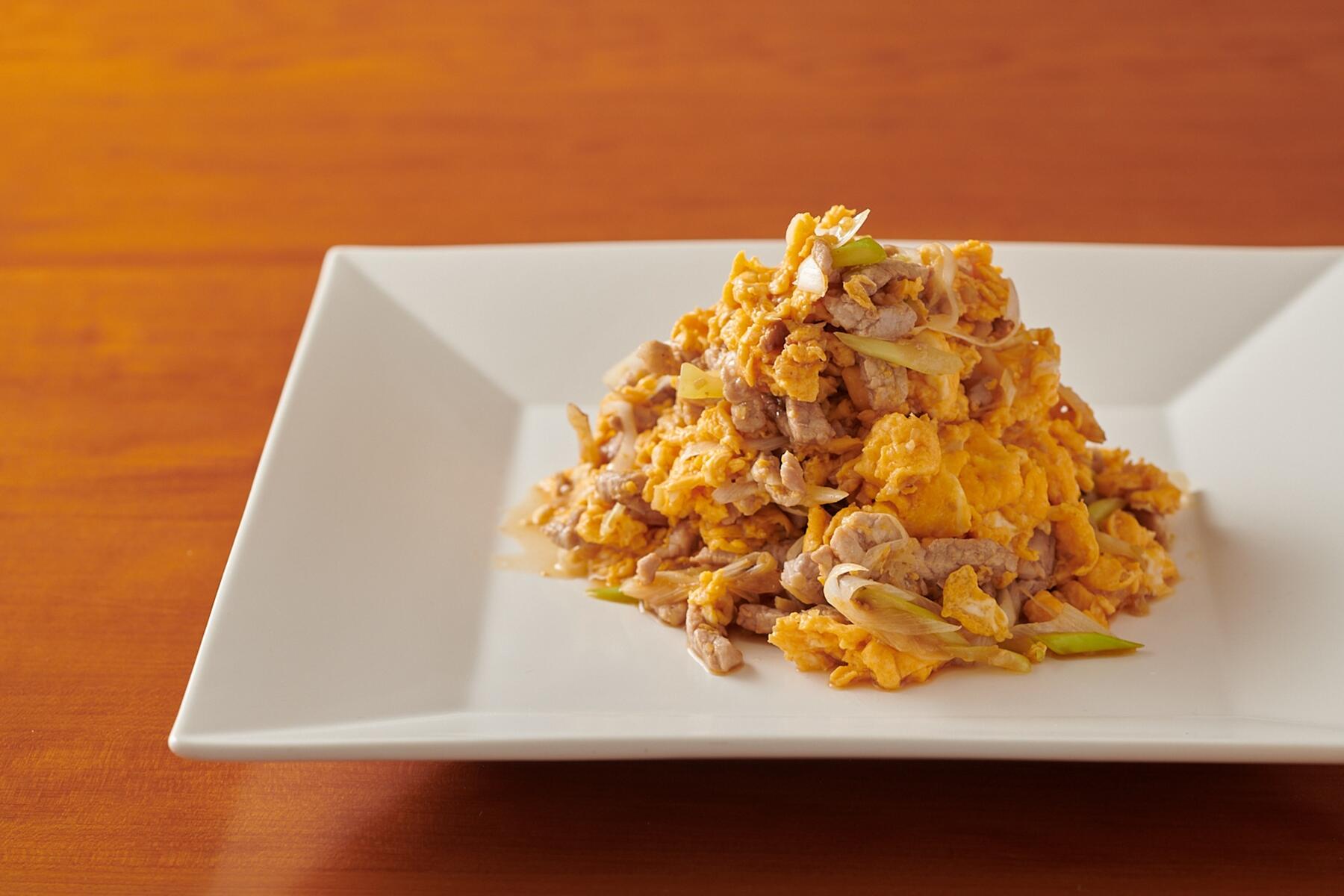 肉を炒めて仕上げる