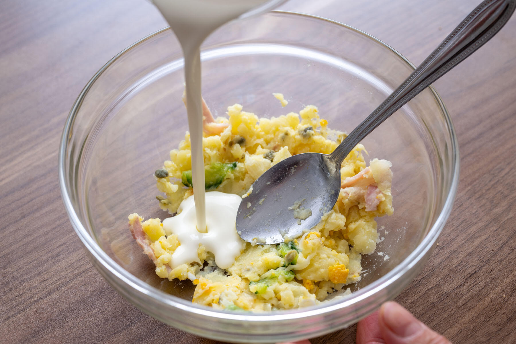 生クリームを加える