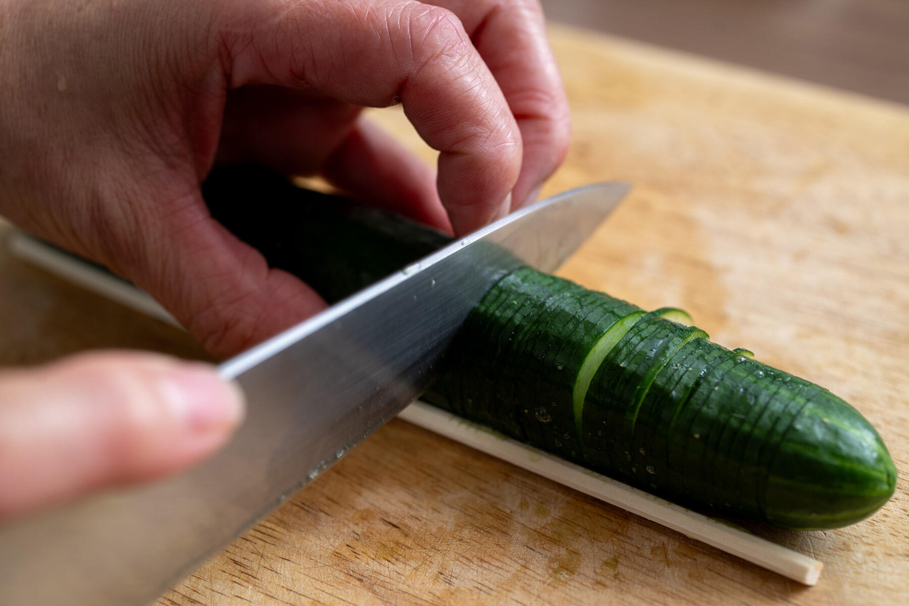 きゅうりを蛇腹切りにする