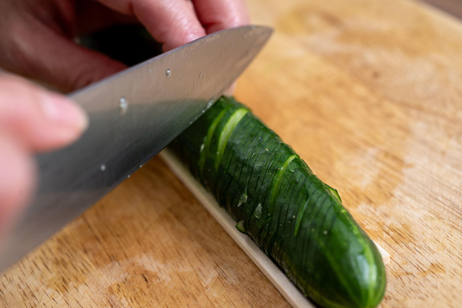 きゅうりを蛇腹切りにする