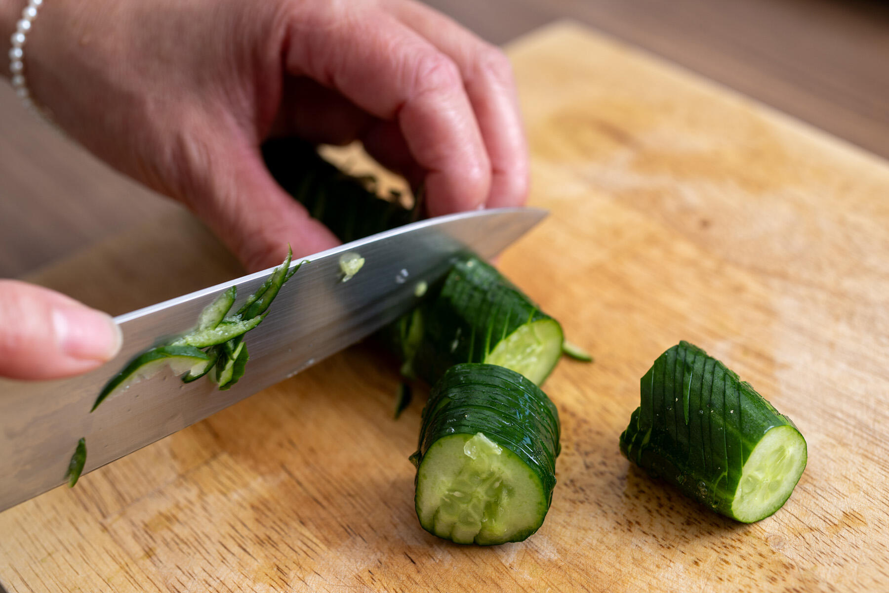 きゅうりを蛇腹切りにする