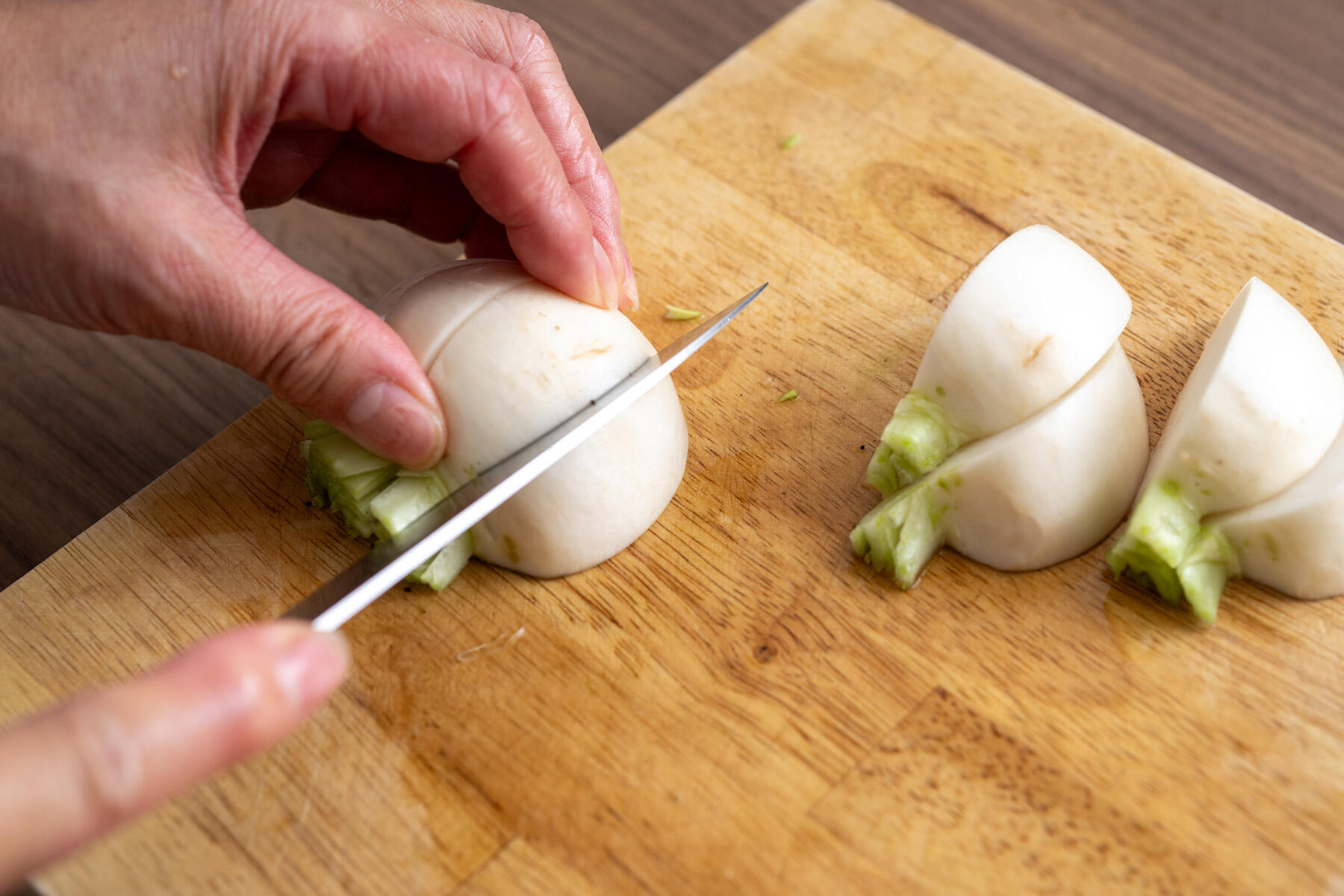 かぶをくし形切りにする