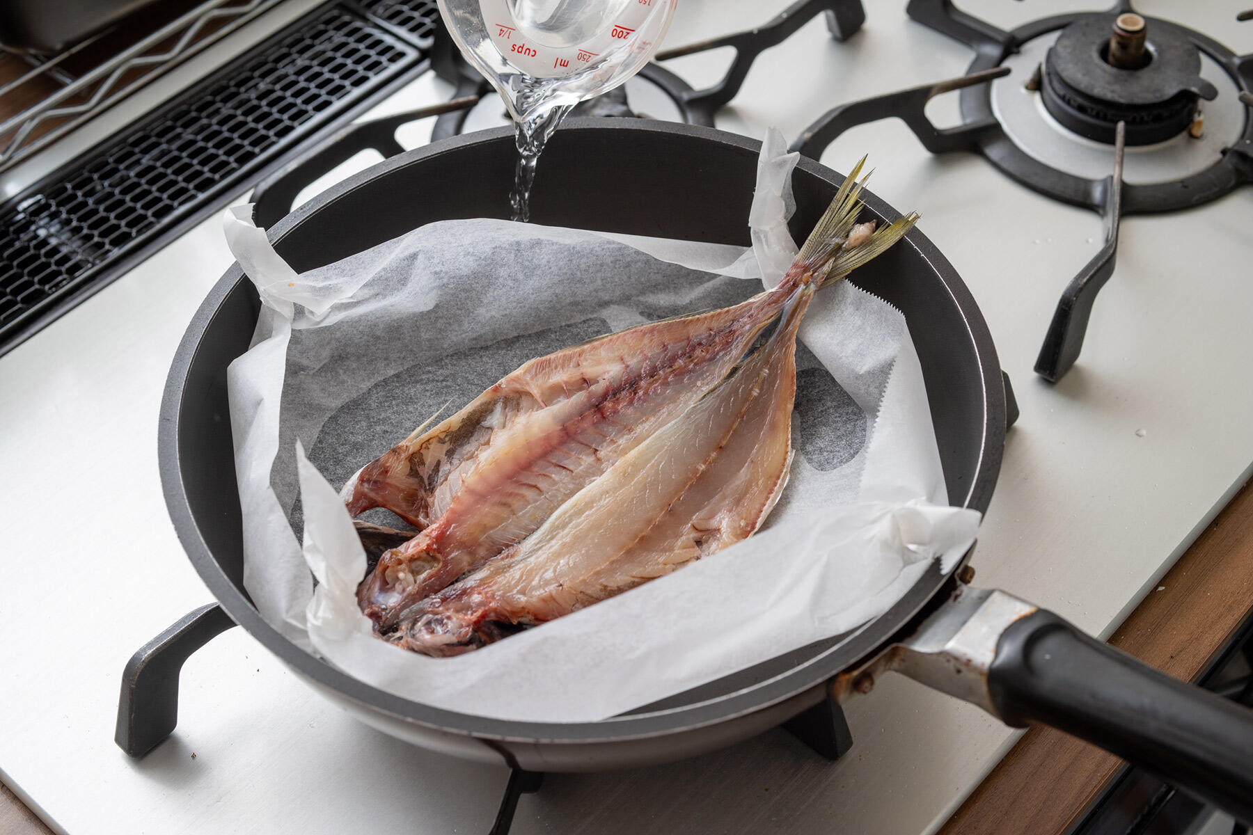 アジの干物を蒸し焼きにする