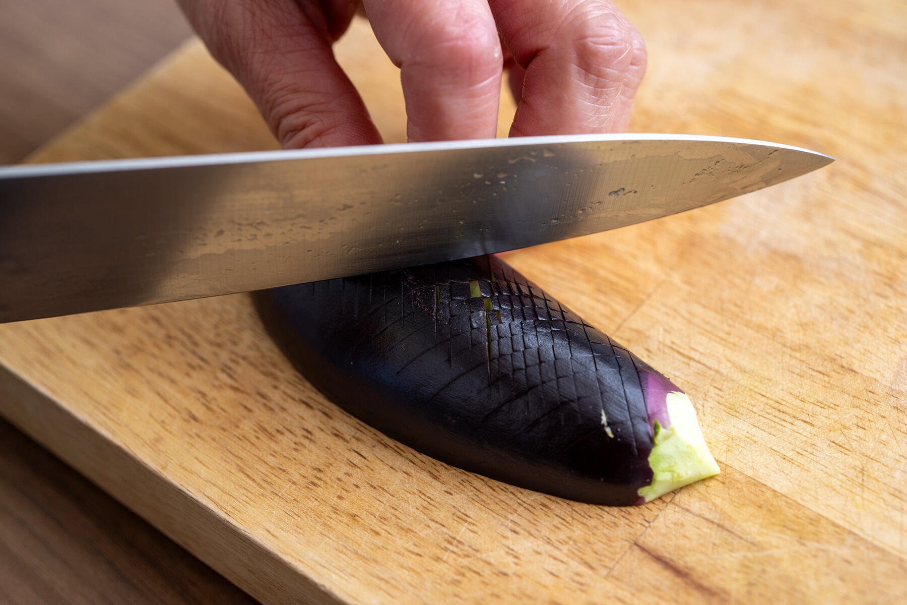 なすを切ってアク抜きする