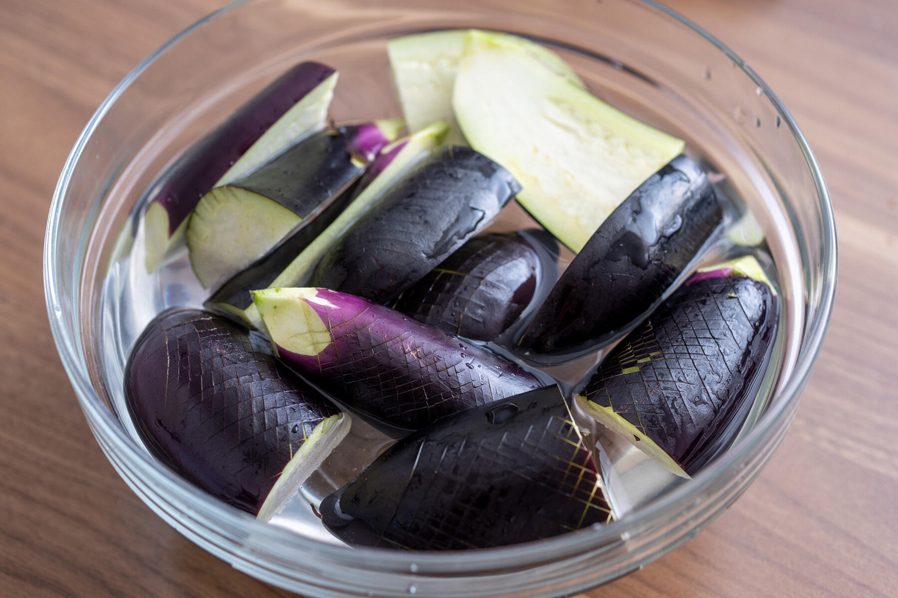 なすを切ってアク抜きする