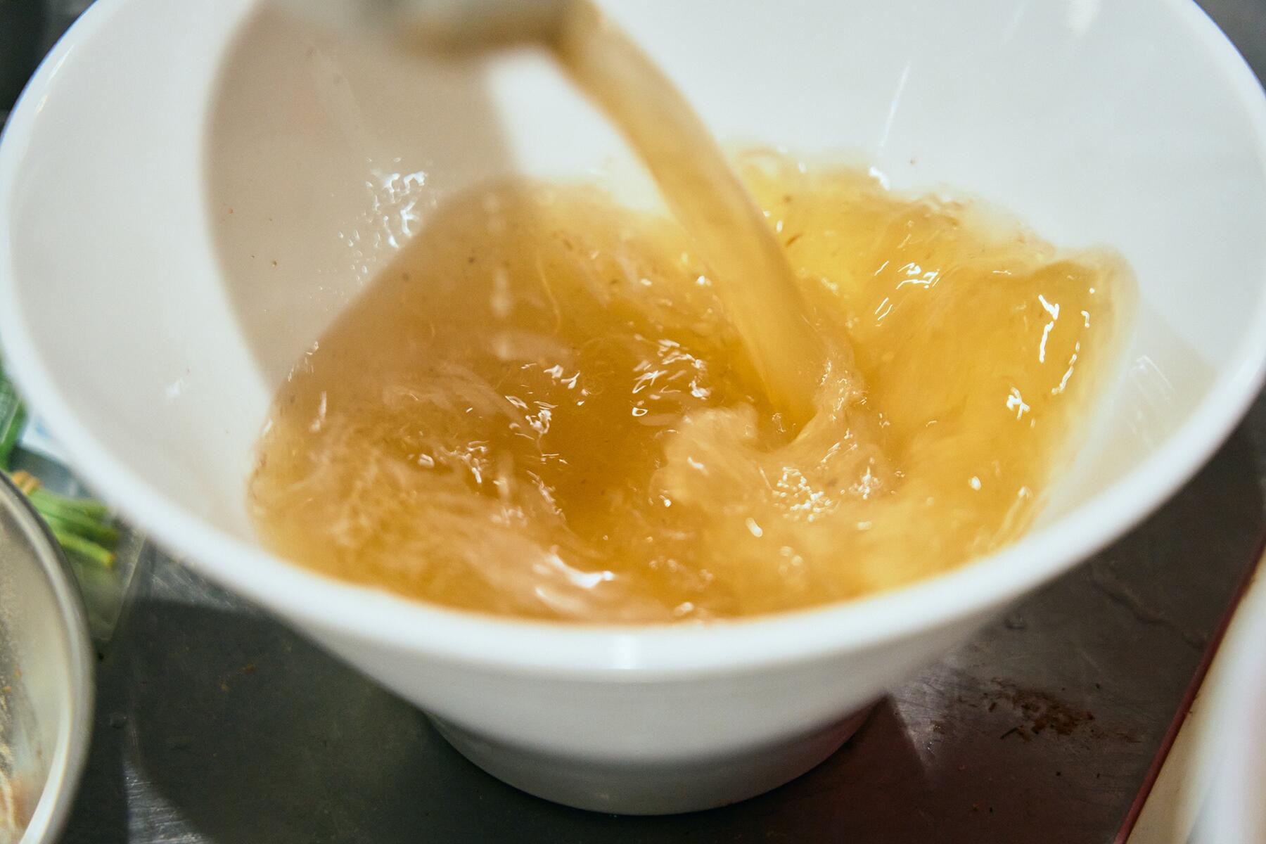 スープを丼に注ぐ