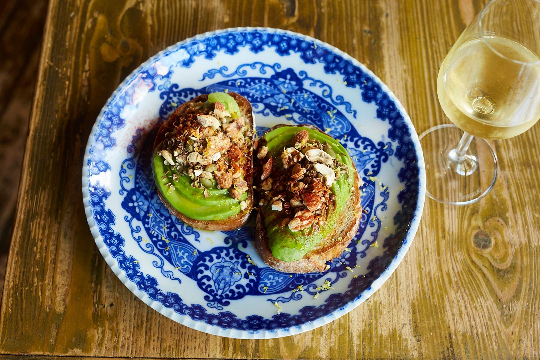 白ワインと相性抜群なナッツが効いた“アボカドトースト”