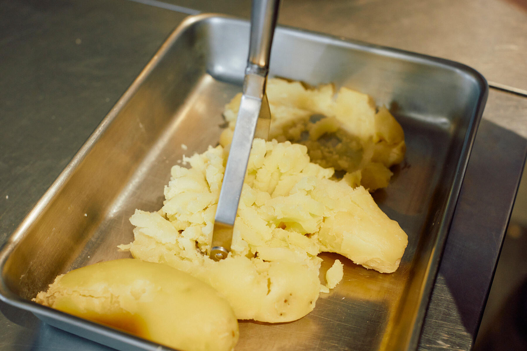 じゃがいもを潰す