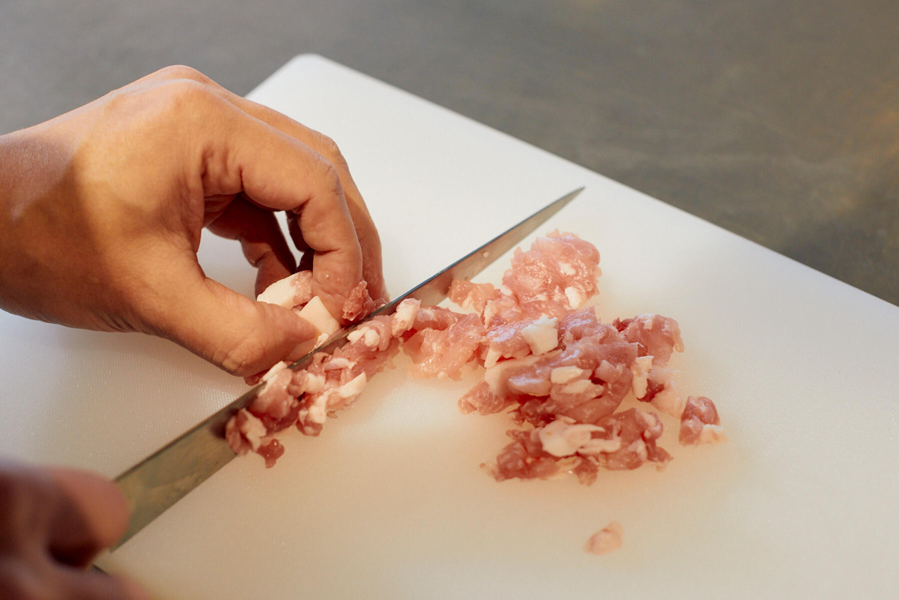 豚肉をみじん切りにする