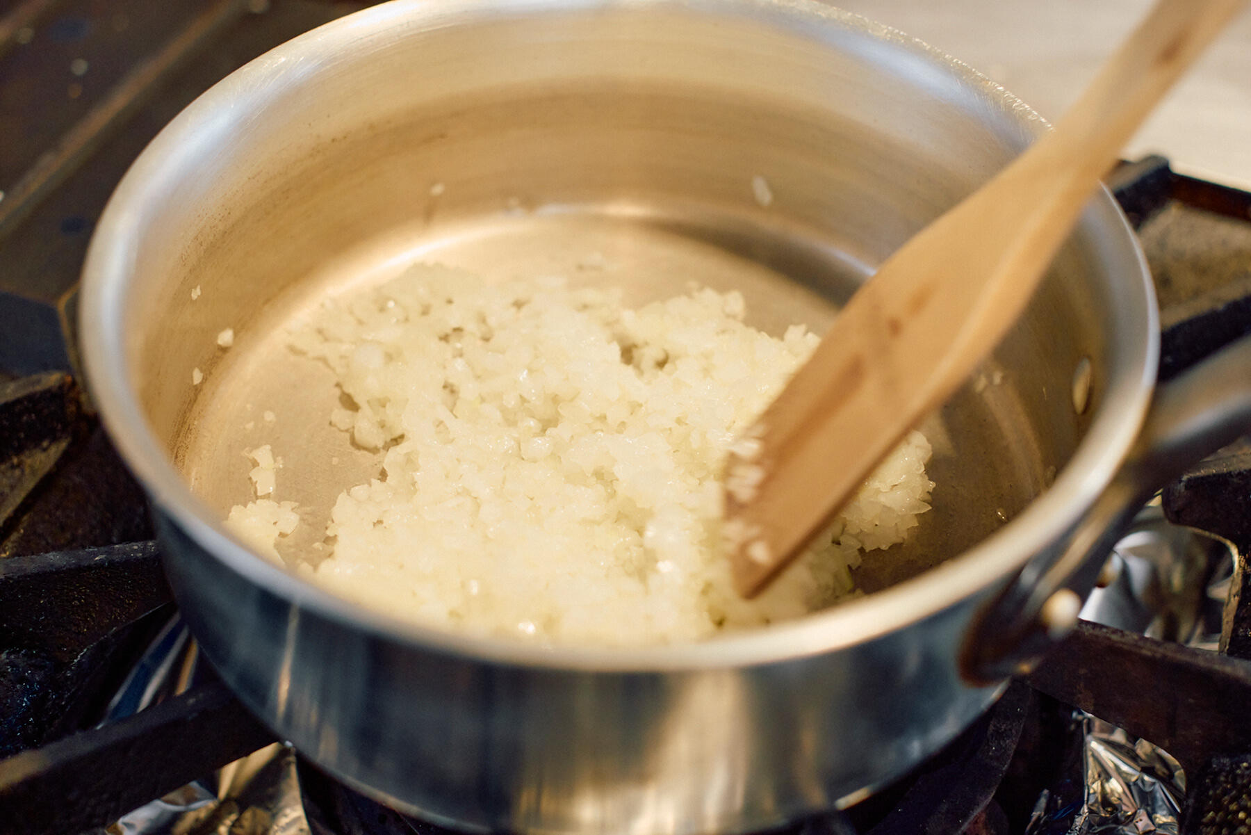 玉ねぎを炒める