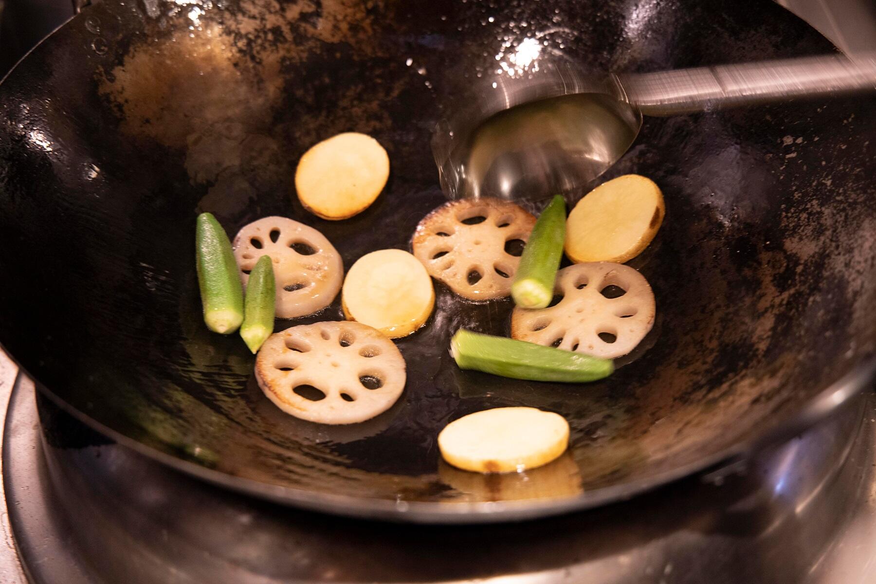 ラム肉と野菜を焼きつける