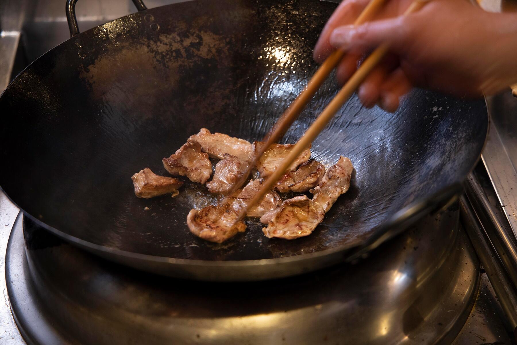 ラム肉と野菜を焼きつける