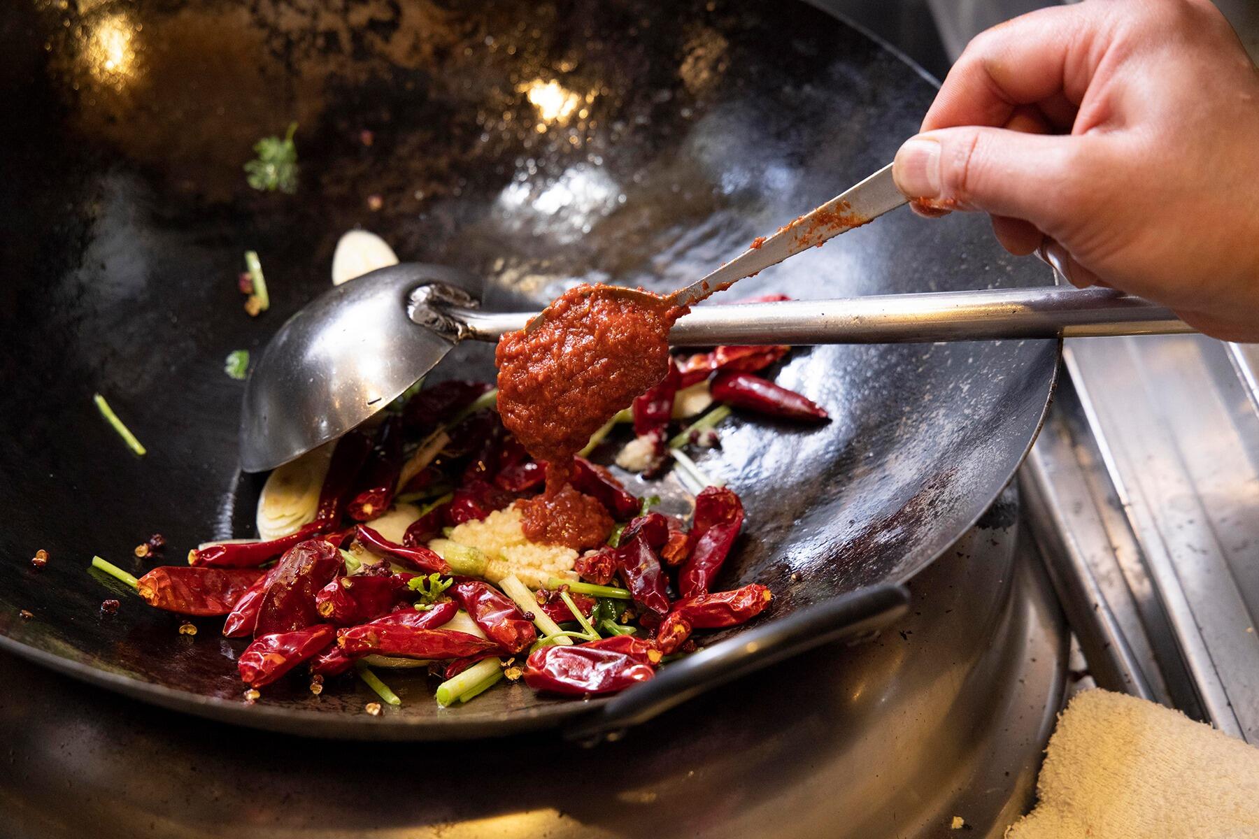 香味野菜を炒める