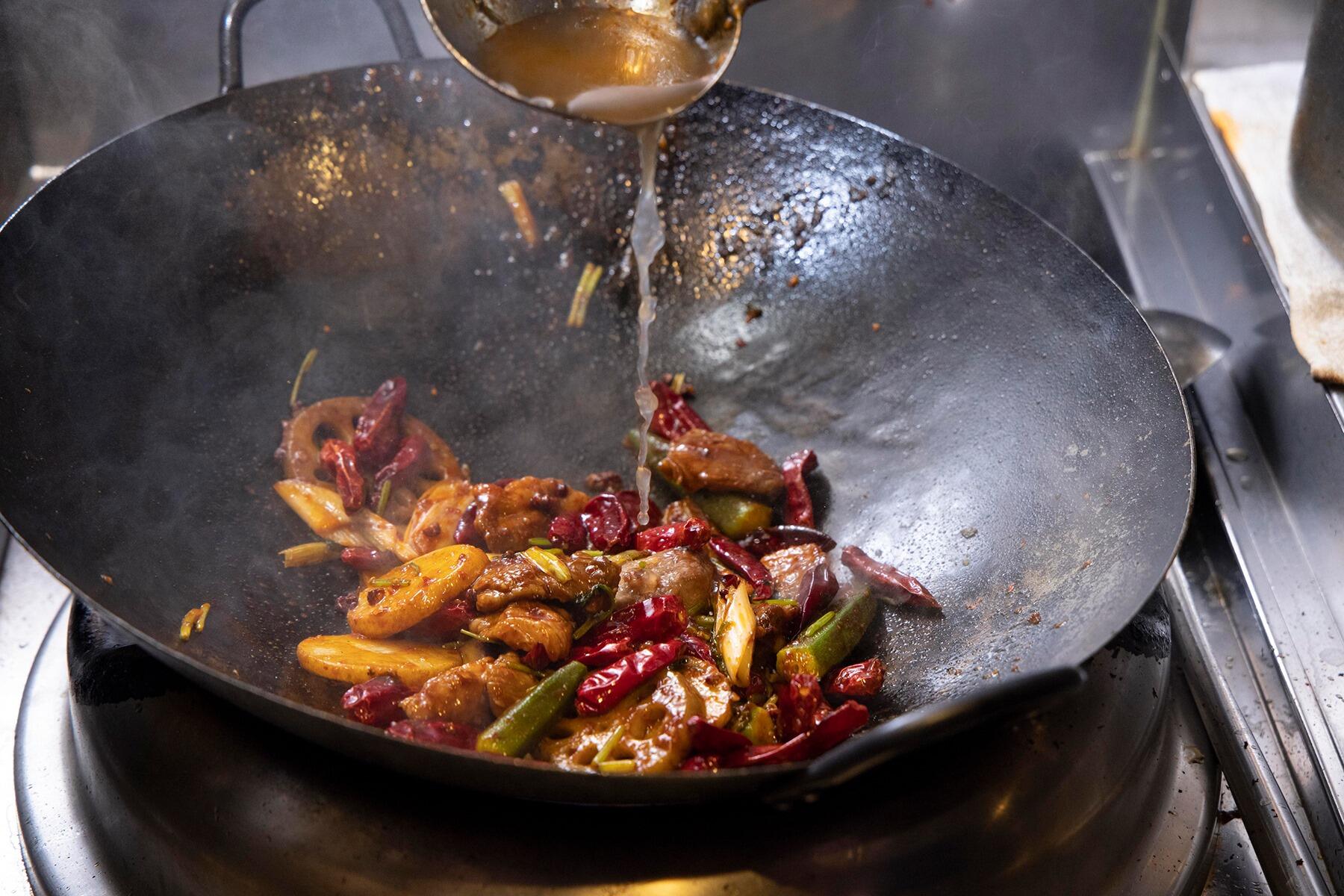 全体を炒め合わせ、一気に煮上げる