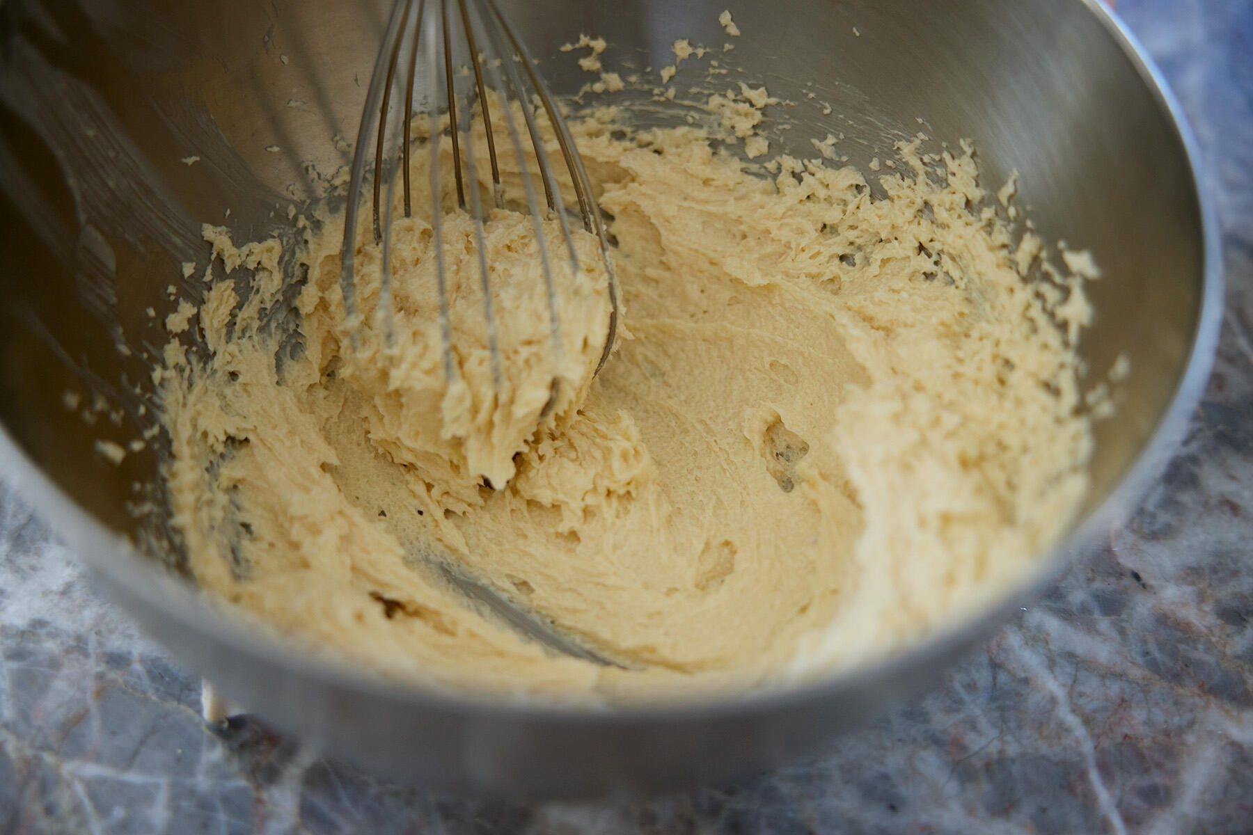 バターと砂糖を混ぜる