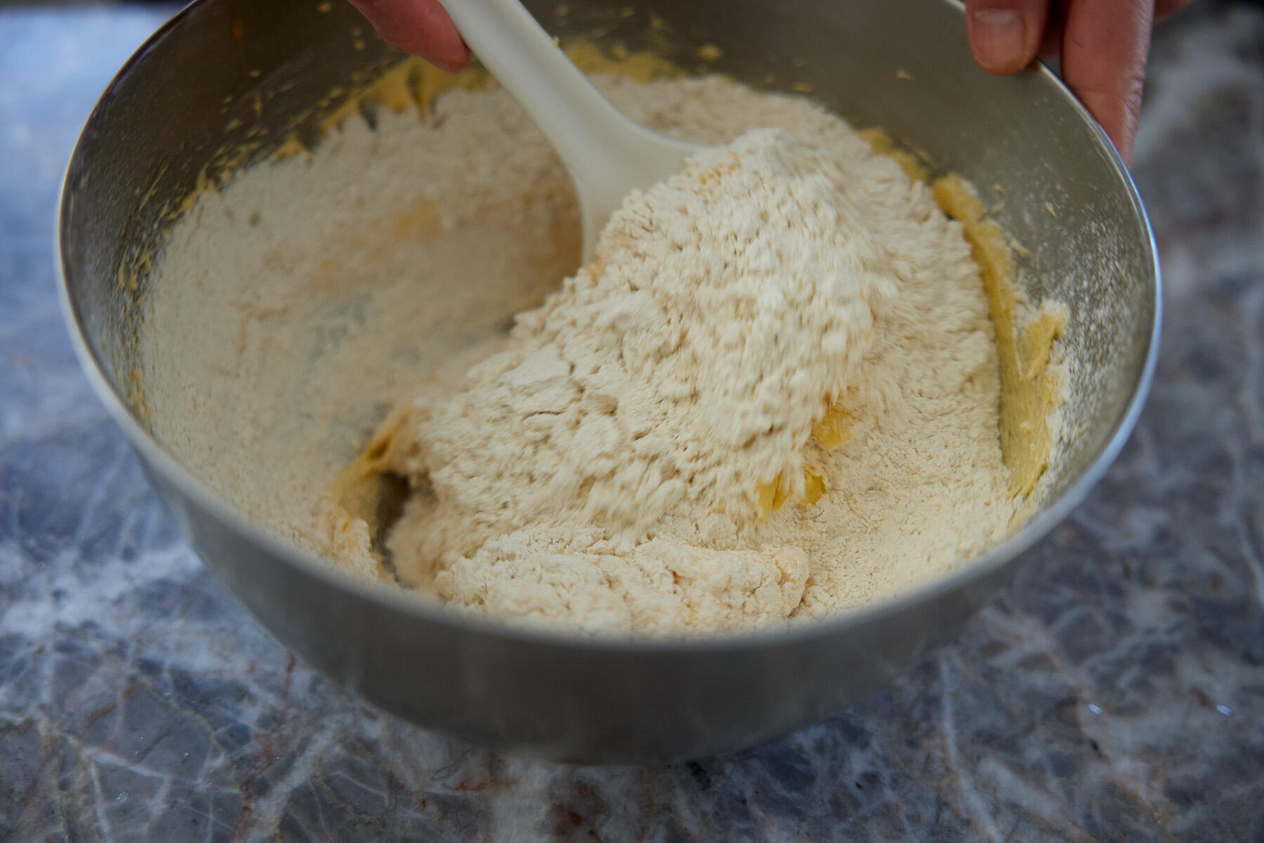 粉をふるい入れる