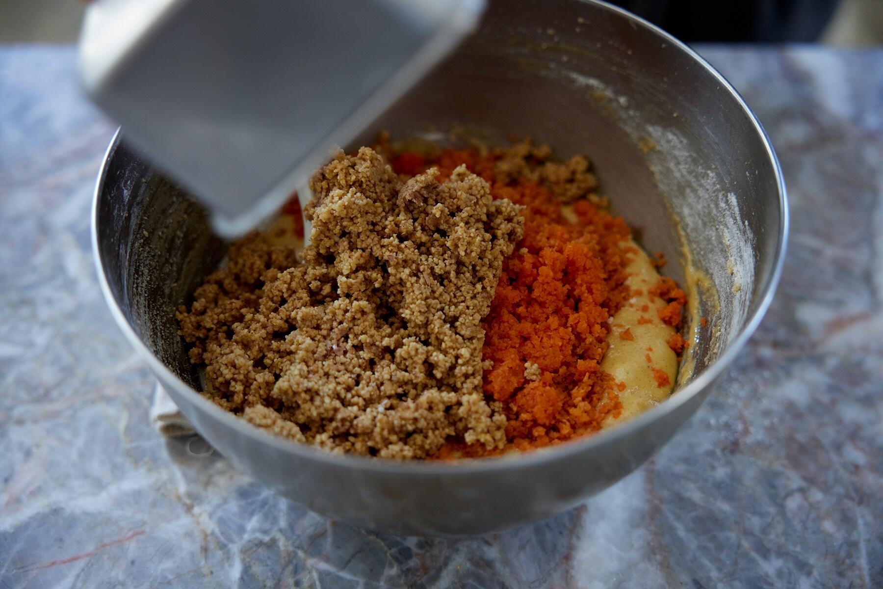 にんじんとクルミを加える